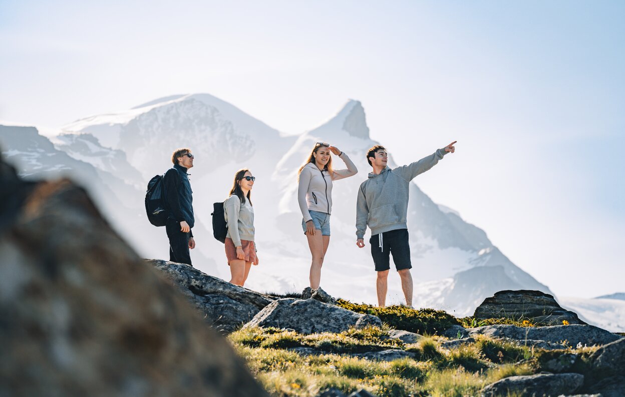 Gemeinsames Wandern durch die unberührte Natur | © Gabriel Perren