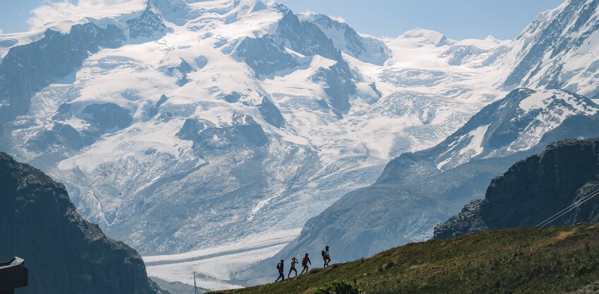 Durch die Natur spazieren und die schöne Aussicht geniessen | © Gabriel Perren