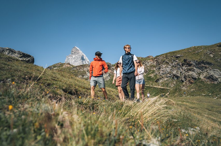 Randonnée avec des amis sur Schwarzsee avec le Cervin en arrière-plan | © Gabriel Perren