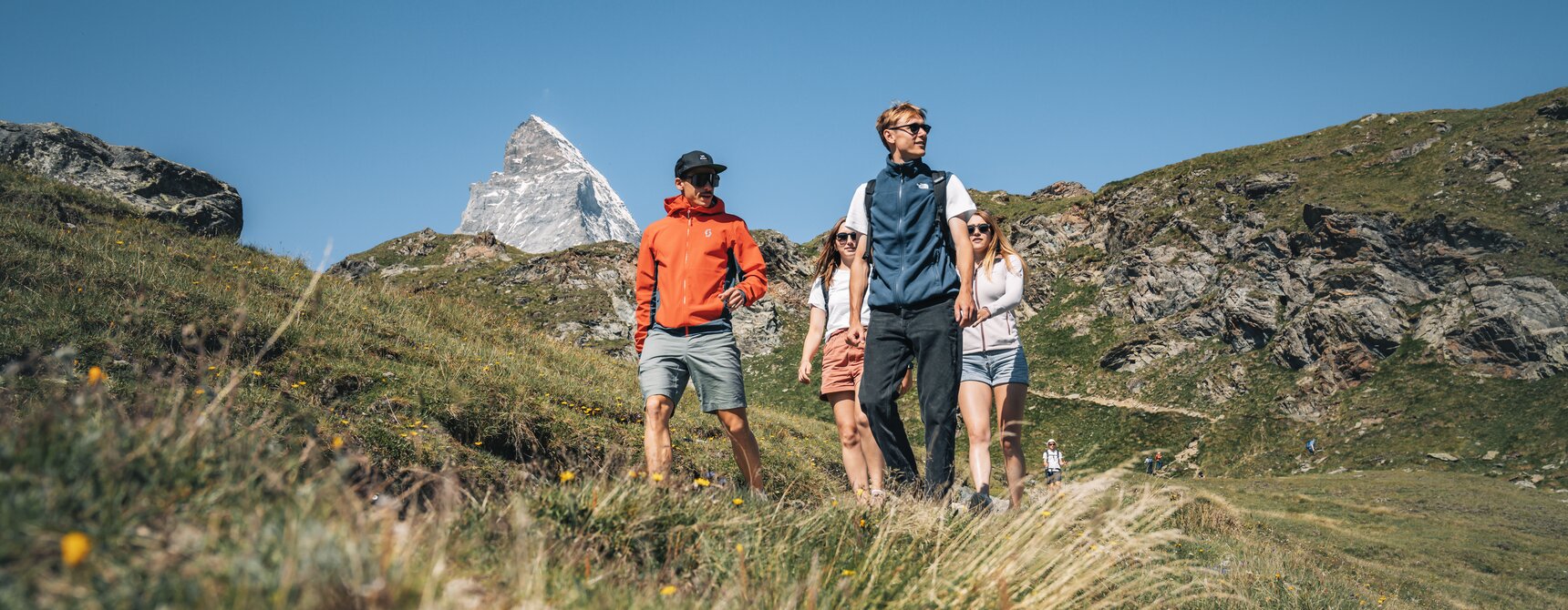 Randonnée avec des amis sur Schwarzsee avec le Cervin en arrière-plan | © Gabriel Perren