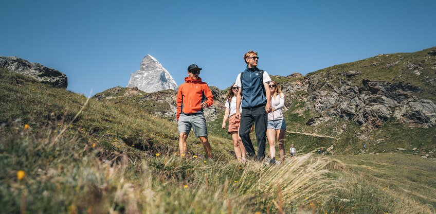 Randonnée avec des amis sur Schwarzsee avec le Cervin en arrière-plan | © Gabriel Perren