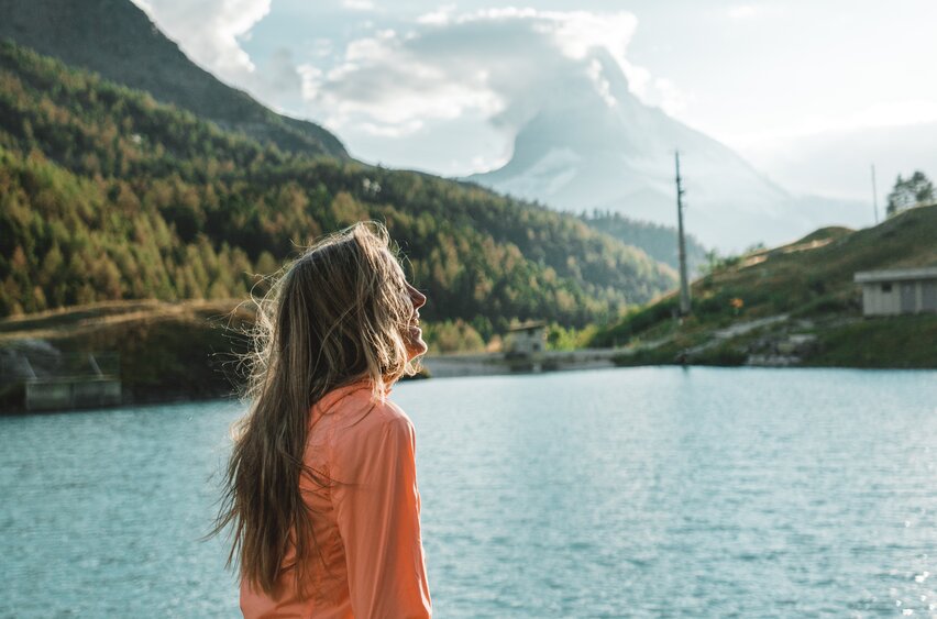 Mit Blick auf das Matterhorn am Moosjisee Sonne tanken und die frische Luft geniessen | © Marco Schnyder