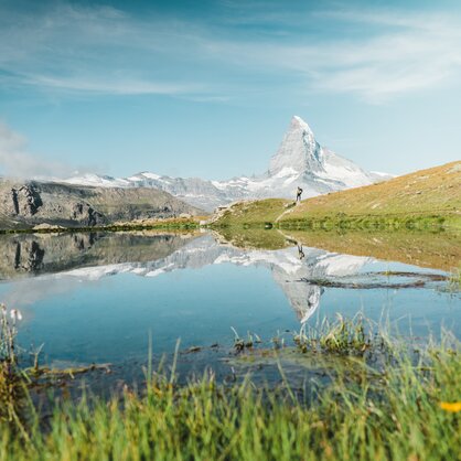 Hiking at Lake Stellisee near the reflecting Matterhorn | © Marco Schnyder