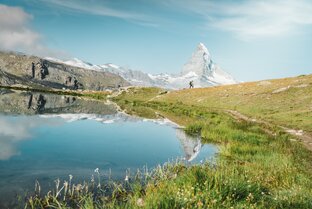 Randonnée au bord du lac de Stellisee près du reflet du Cervin  | © Marco Schnyder