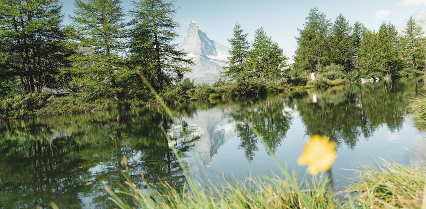 Das Matterhorn erstrahlt hinter dem Grindjisee