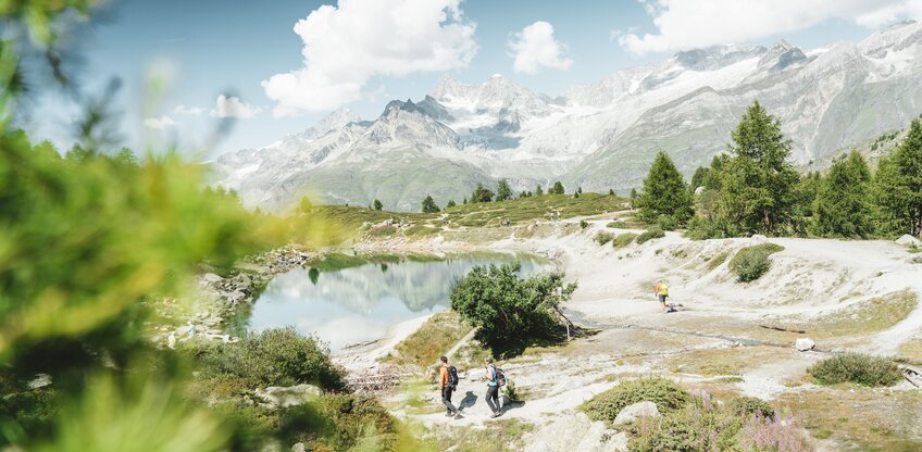 Rund um den Grünsee wandern und die Landschaft geniessen | © Marco Schnyder