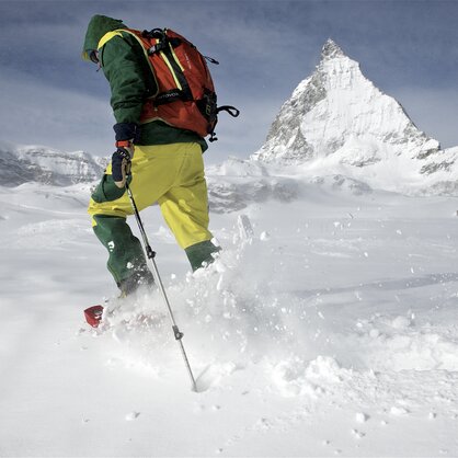 Ein Schneeschuhläufer vor dem Matterhorn | © Michi_Portmann
