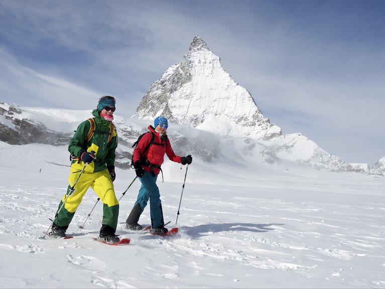 Two snowshoers in front of the Matterhorn | © Michi_Portmann