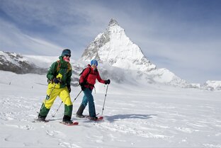 Two snowshoers in front of the Matterhorn | © Michi_Portmann