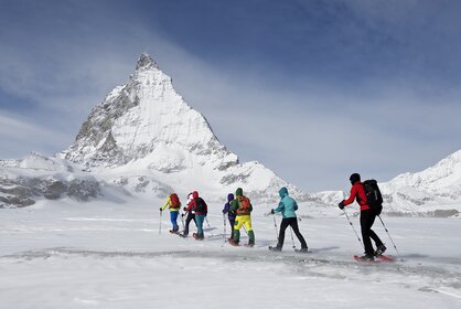 A group of snowshoers on the trail, the Matterhorn in the background | © Michi_Portmann