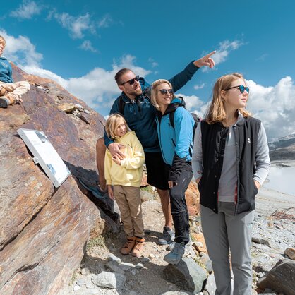 The father shows his family something, you are standing on a hiking trail | © basic_home