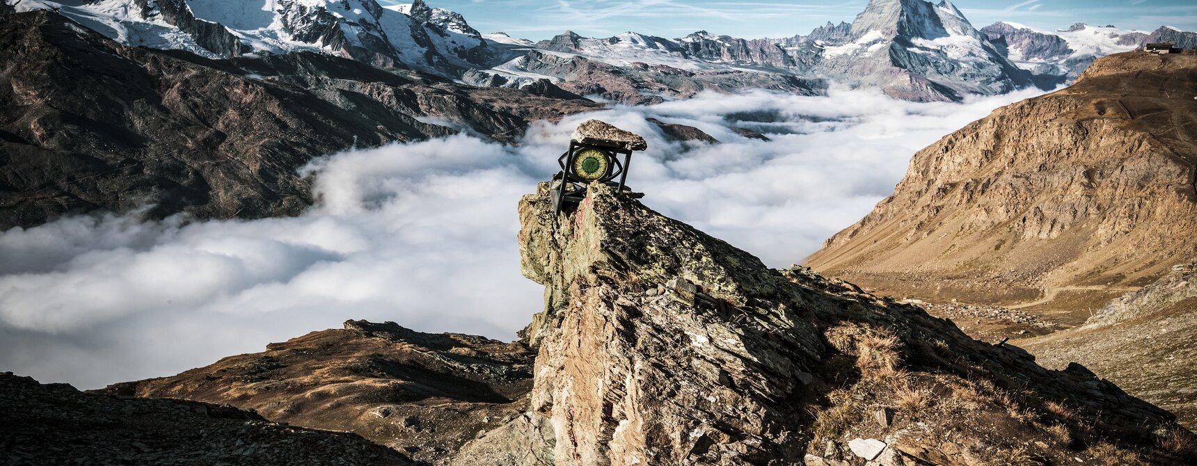 Un bellissimo paesaggio montano sul cammino verso la libertà