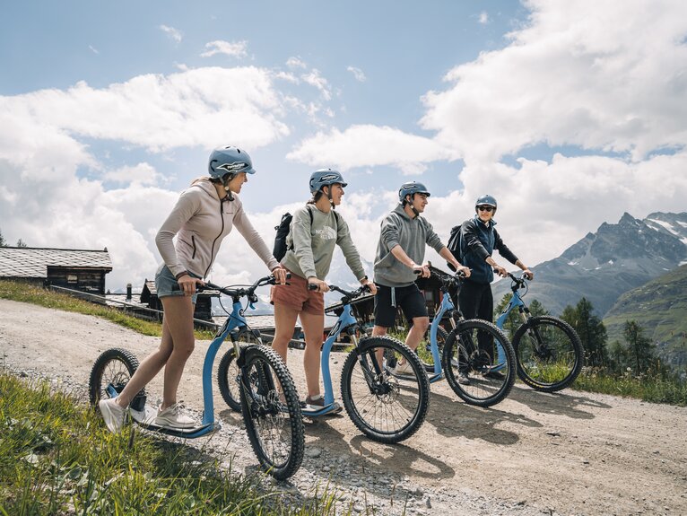 Un groupe de kickbikers aventureux fait une courte pause à la hauteur de Tufteren.  | © Gabriel Perren