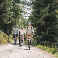 Un gruppo si gode la corsa veloce in kickbike da Sunnegga a Zermatt. | © Gabriel Perren