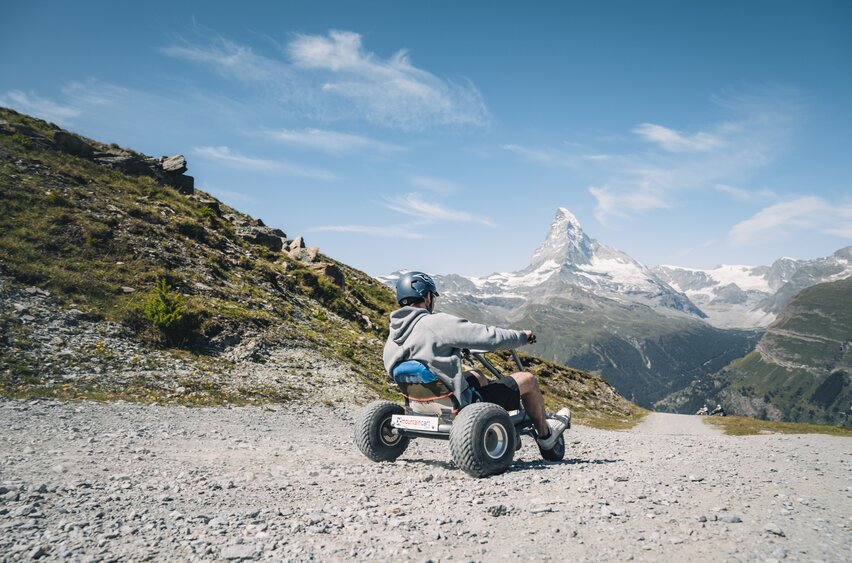 Un homme se rend en mountaincart de Sunnegga à Blauherd.  | © Gabriel Perren