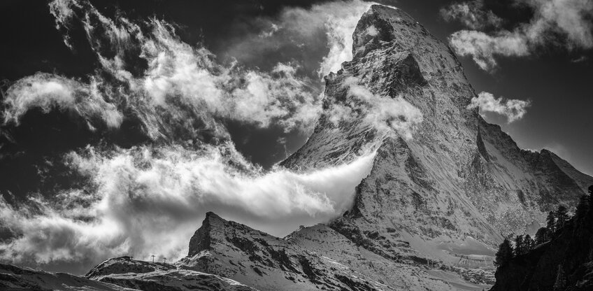 Nuvole alla deriva intorno al Cervino.  | © Zermatt Bergbahnen
