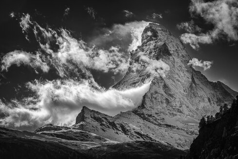 Clouds move around the Matterhorn.  | © Zermatt Bergbahnen