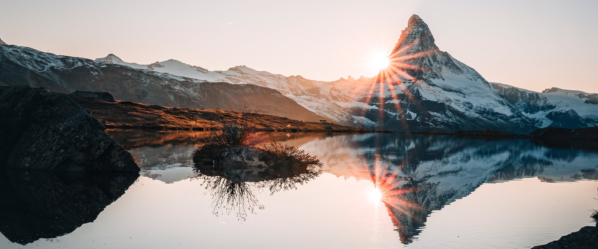 In autumnal mood, the Matterhorn is reflected in lake Stellisee at sunset.  | © Gabriel Perren