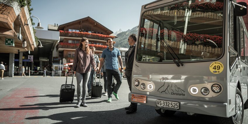 Gäste werden am Bahnhof in Zermatt vom Taxi abgeholt.  | © Zermatt Tourismus