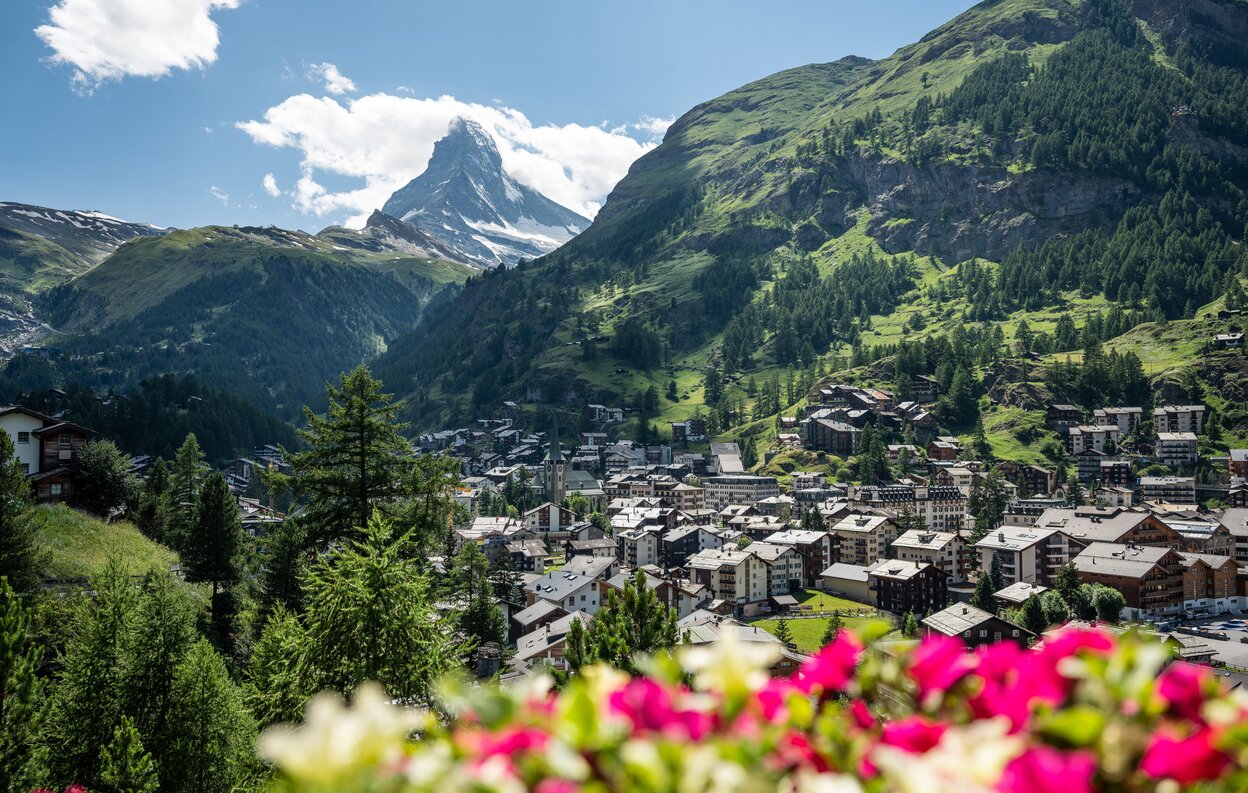 Il villaggio di Zermatt in estate con il Cervino sullo sfondo | © Pascal Gertschen