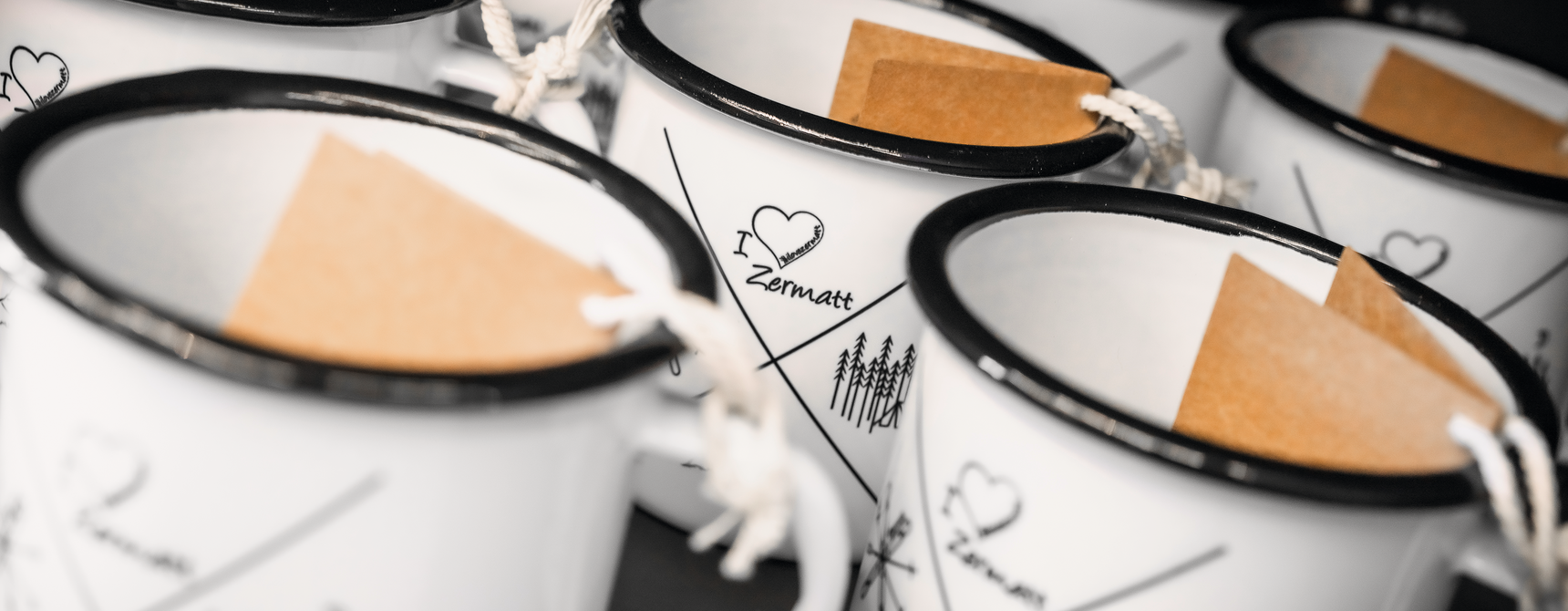 White souvenir cups that can be bought in the shops of the Matterhorn Paradise.  | © Zermatt Bergbahnen