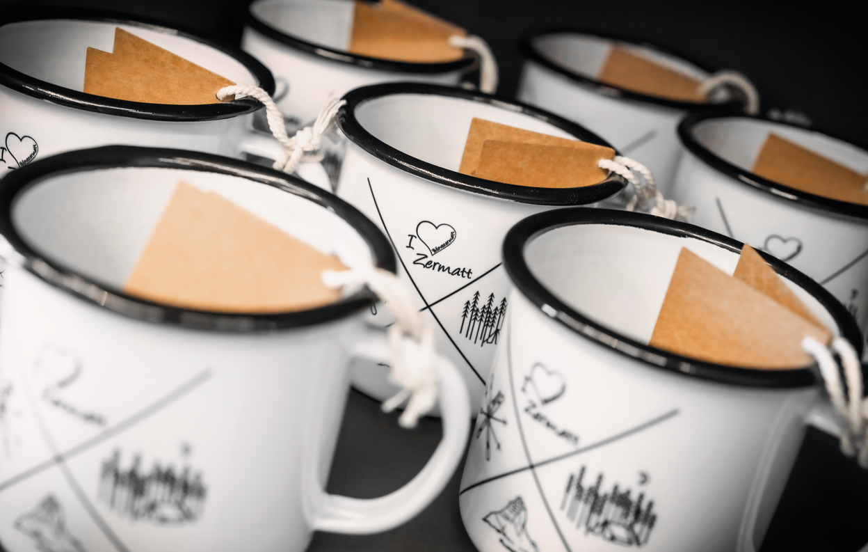 Tasses souvenirs blanches, en vente dans les boutiques du Matterhorn Paradise.  | © Zermatt Bergbahnen