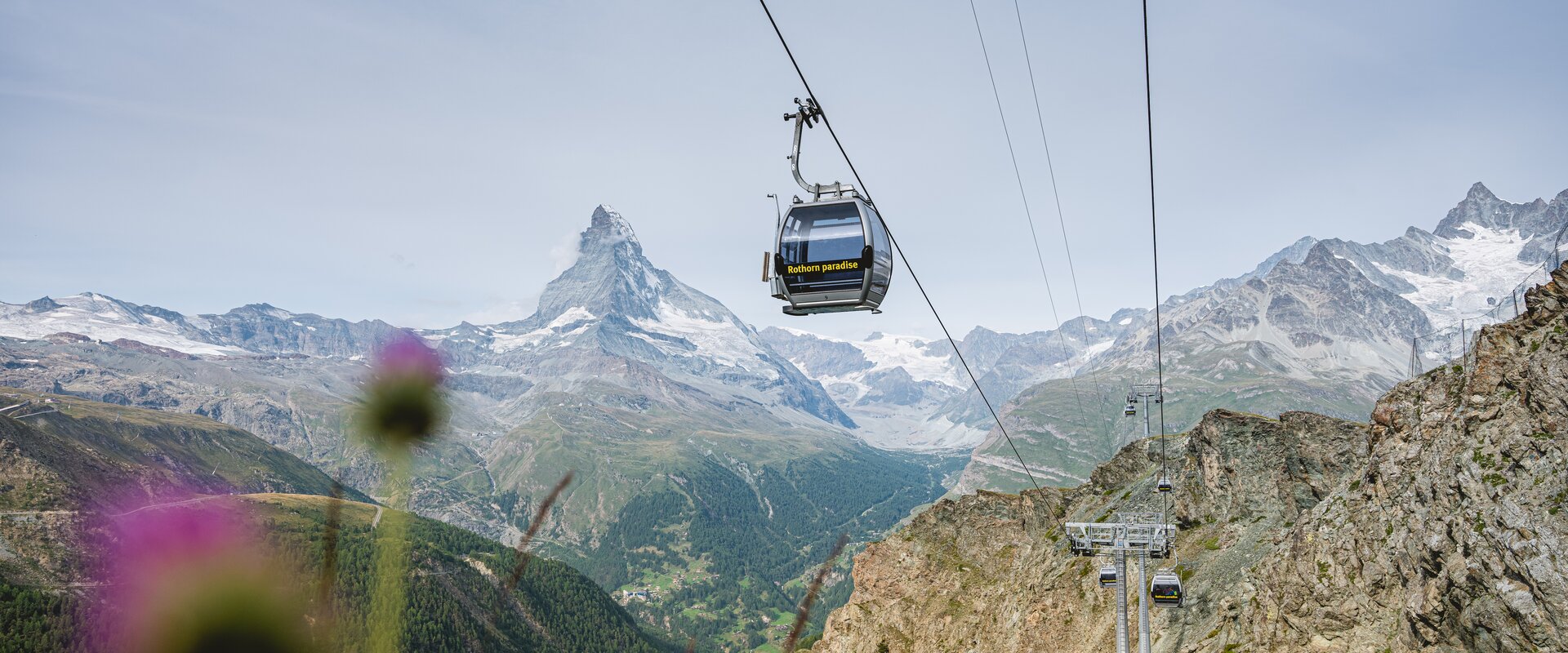 The combi cable car runs between Sunnegga and Blauherd and the Matterhorn can be seen in the background. | © Christian Pfammatter