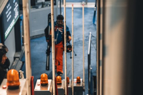 Skifaher läuft zur wartenden Standseilbahn | © Gabriel Perren