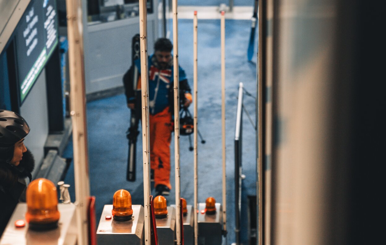 Skier runs to the waiting funicular railway | © Gabriel Perren