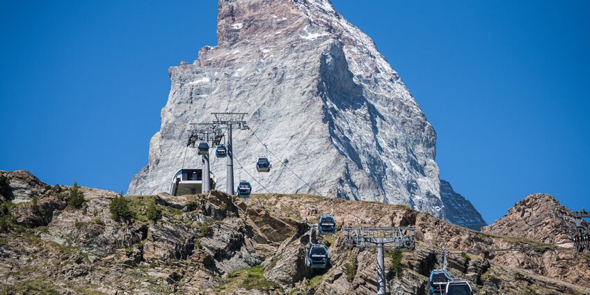 Matterhorn Express Gondeln fahren vor dem Matterhorn Richtung Schwarzsee | © Michael Portmann