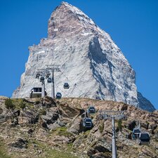 Matterhorn Express Gondeln fahren vor dem Matterhorn Richtung Schwarzsee | © Michael Portmann